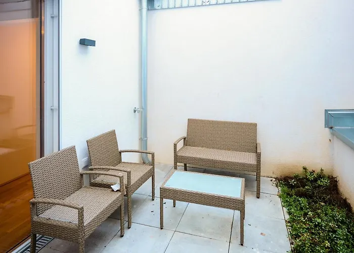 Schoen Eingerichtetes Mit Terrasse Apartment Vienna